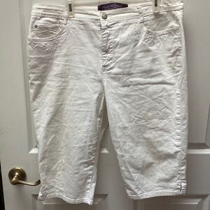 Womens Gloria Vanderbilt solid white stretch below knee deni shorts size 16